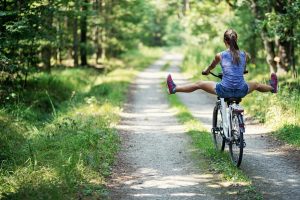 Jeune fille filant en vélo